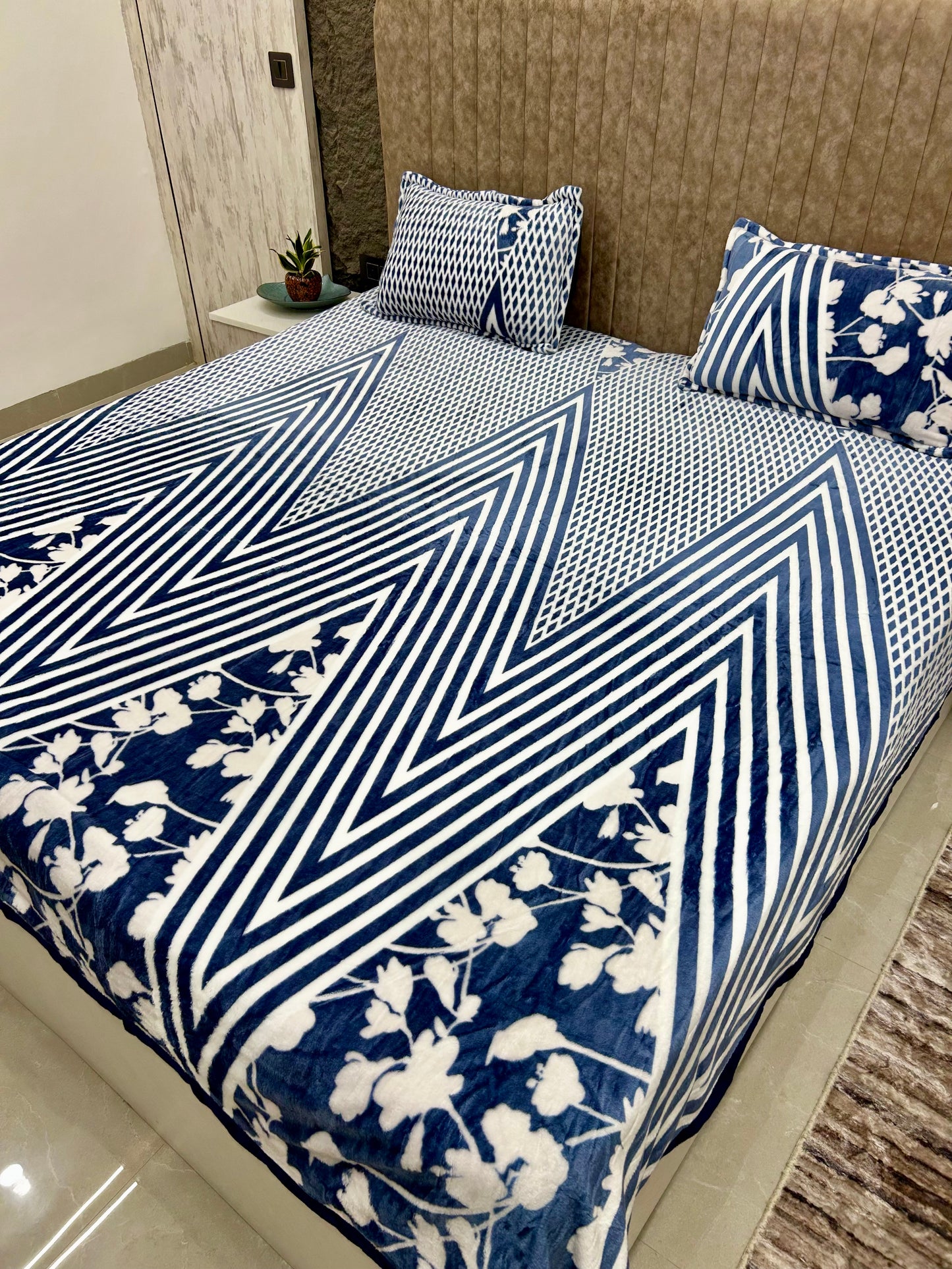 Soumya Blue Warm Double Bedsheet with 2 pillow covers