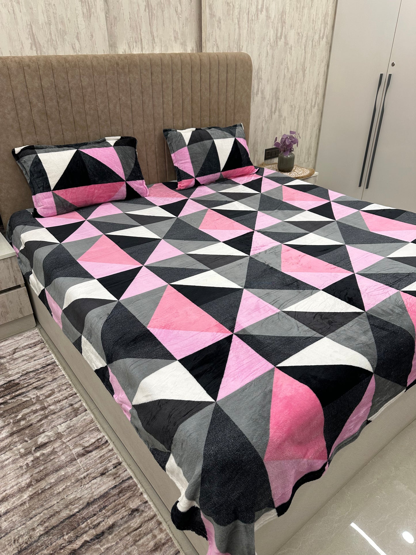 Soumya Pink Warm Double Bedsheet with 2 pillow covers