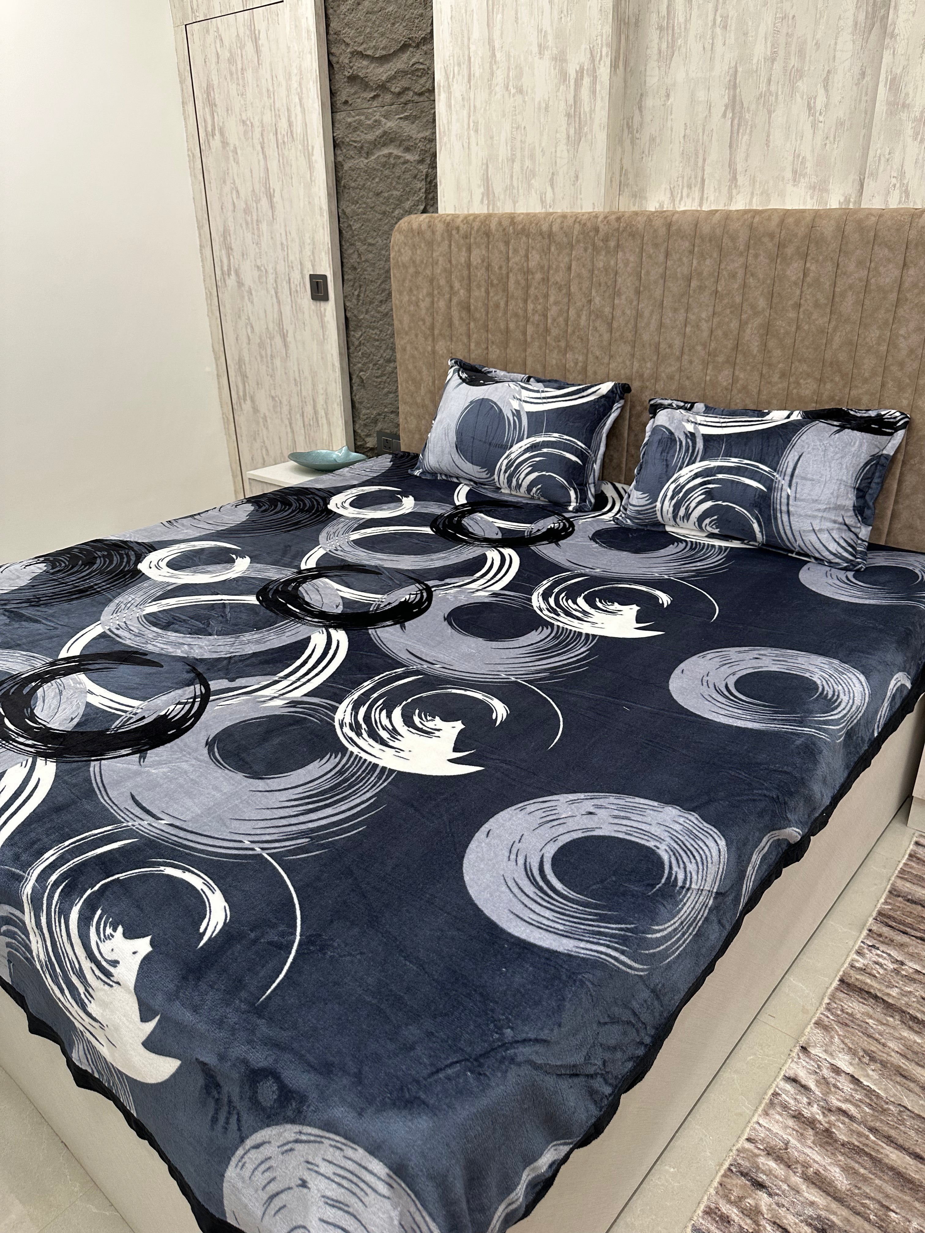 Soumya Blue Geometrical Warm Double Bedsheet with 2 pillow covers
