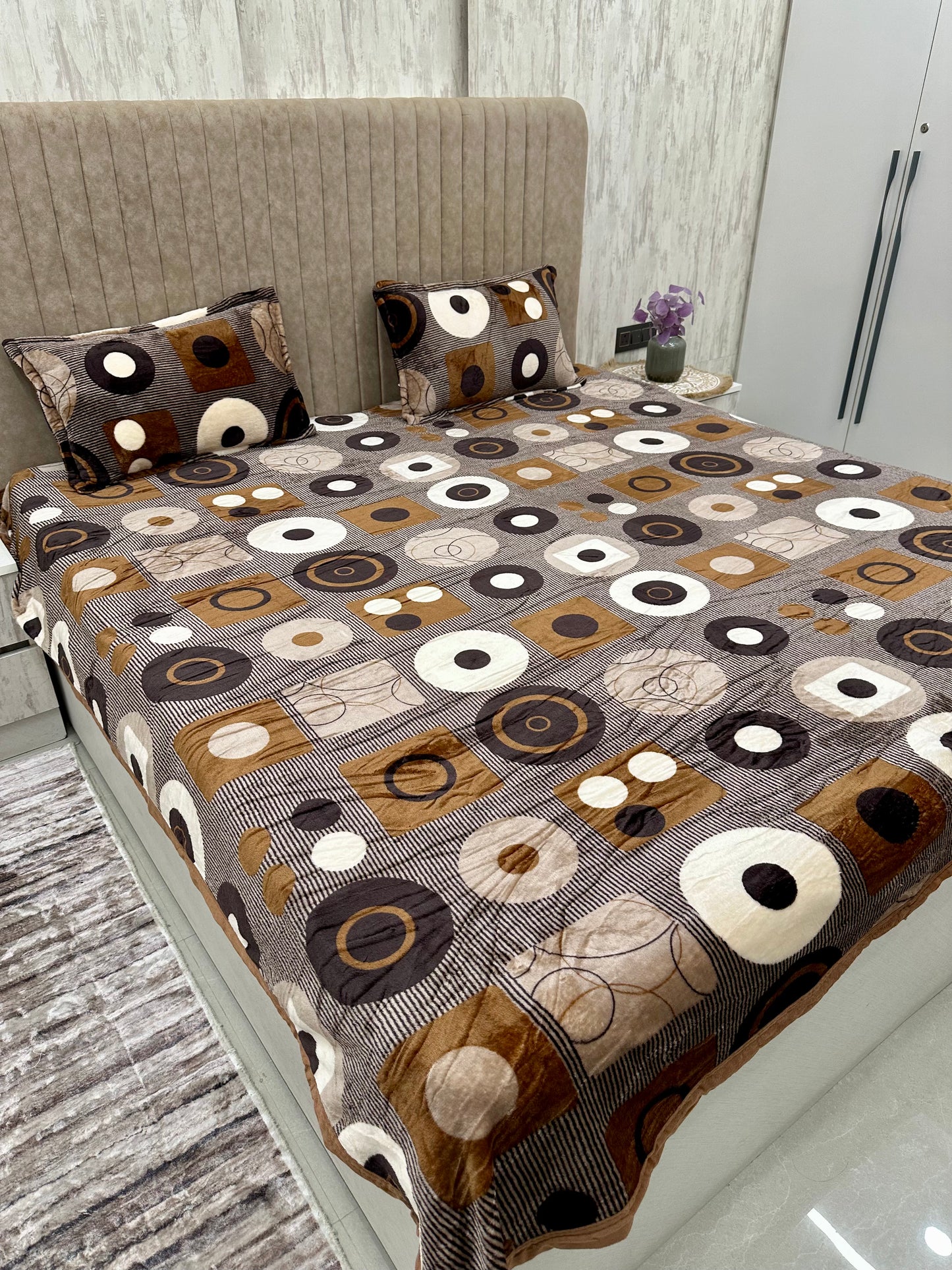 Soumya Brown Geometrical Warm Double Bedsheet with 2 pillow covers