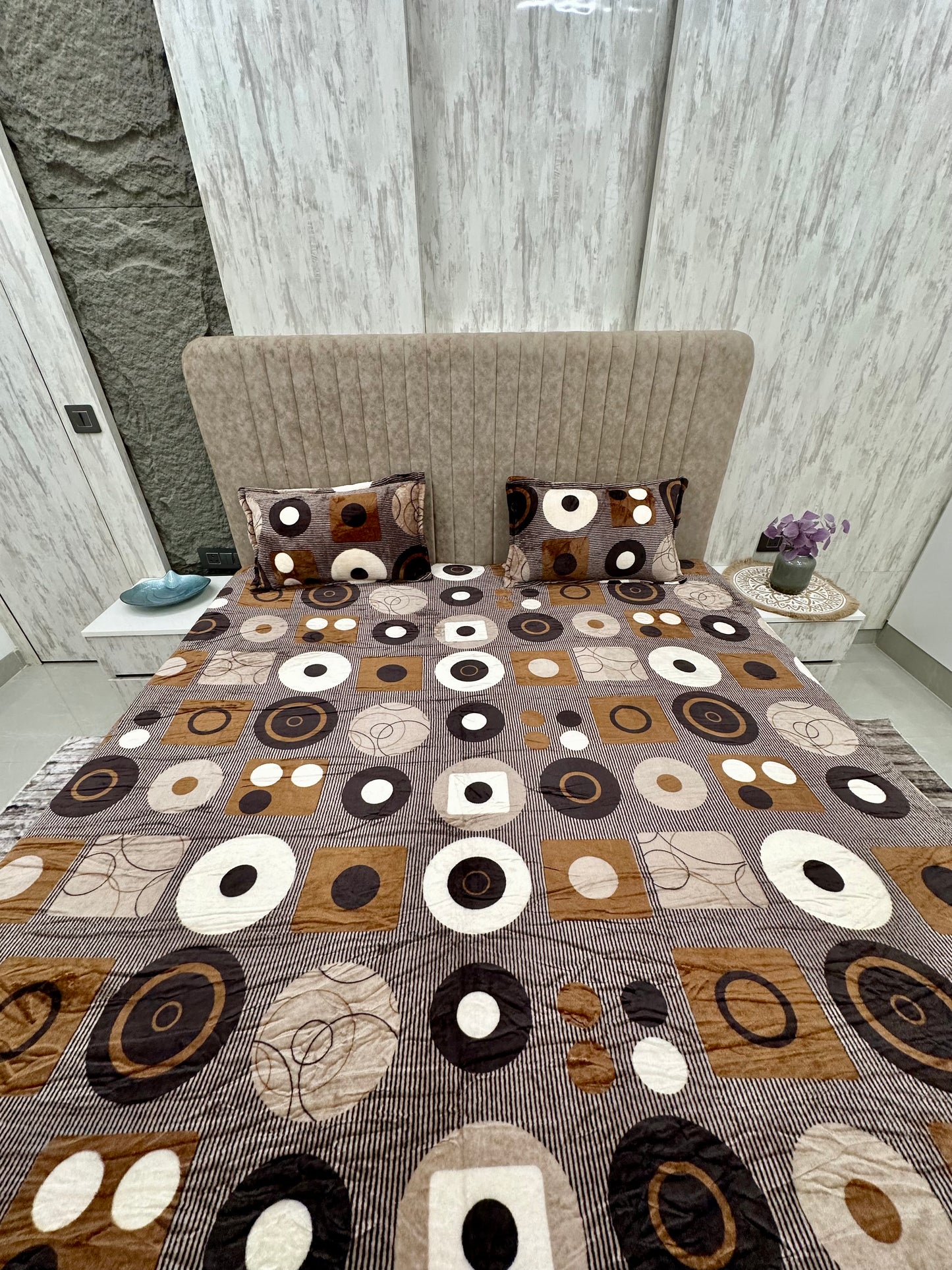 Soumya Brown Geometrical Warm Double Bedsheet with 2 pillow covers