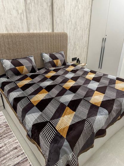 Soumya Geometrical Warm Double Bedsheet with 2 pillow covers