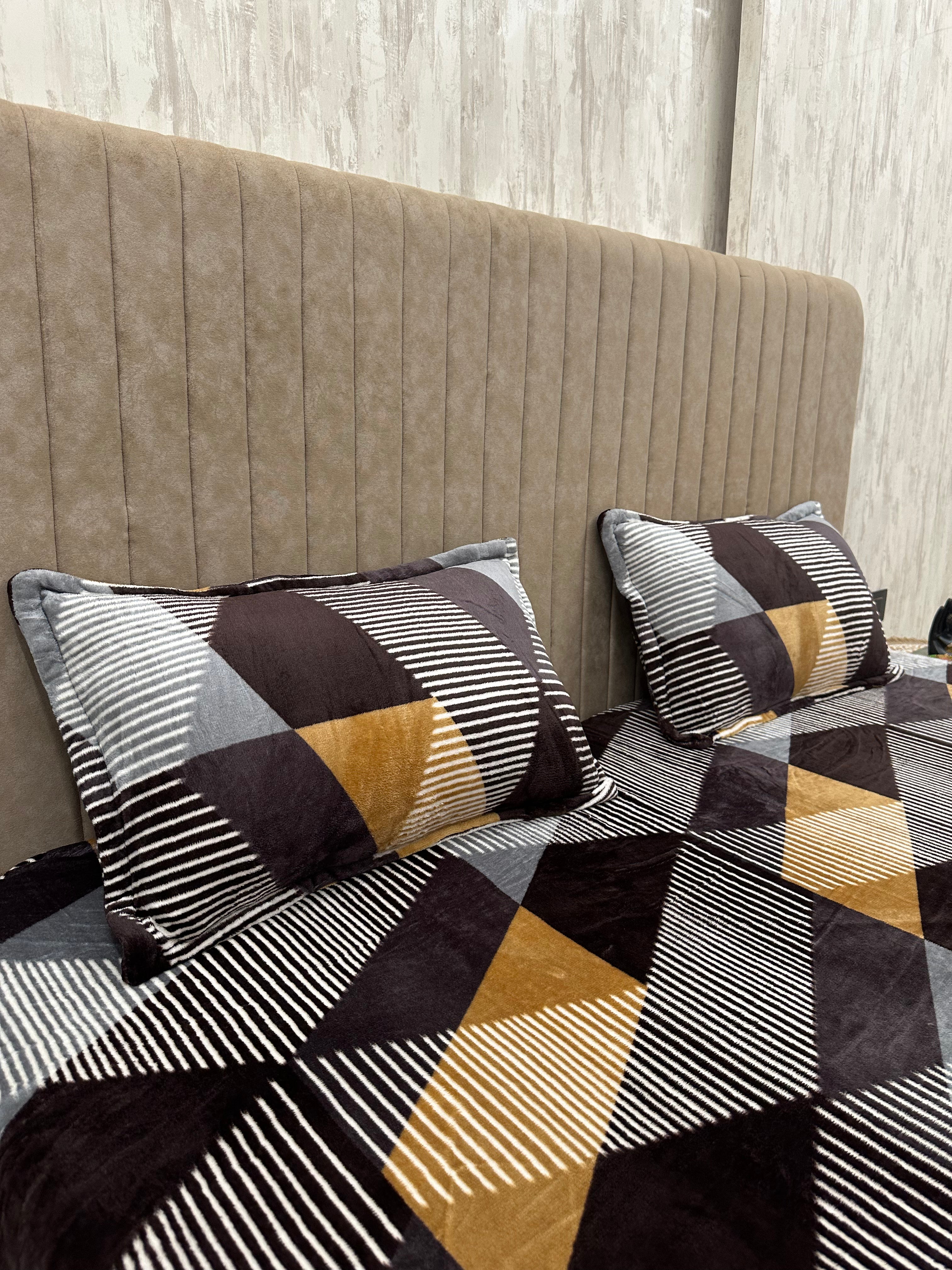 Soumya Geometrical Warm Double Bedsheet with 2 pillow covers