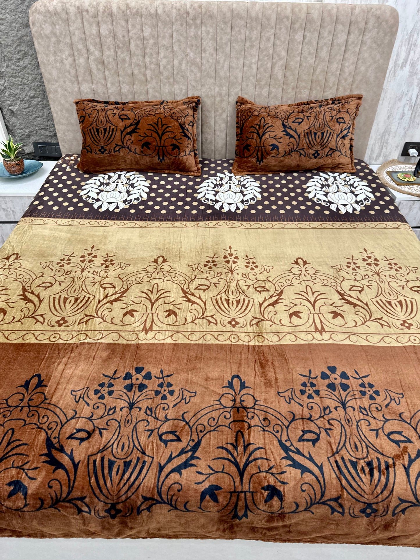 Soumya brown floral Warm Double Bedsheet with 2 pillow covers