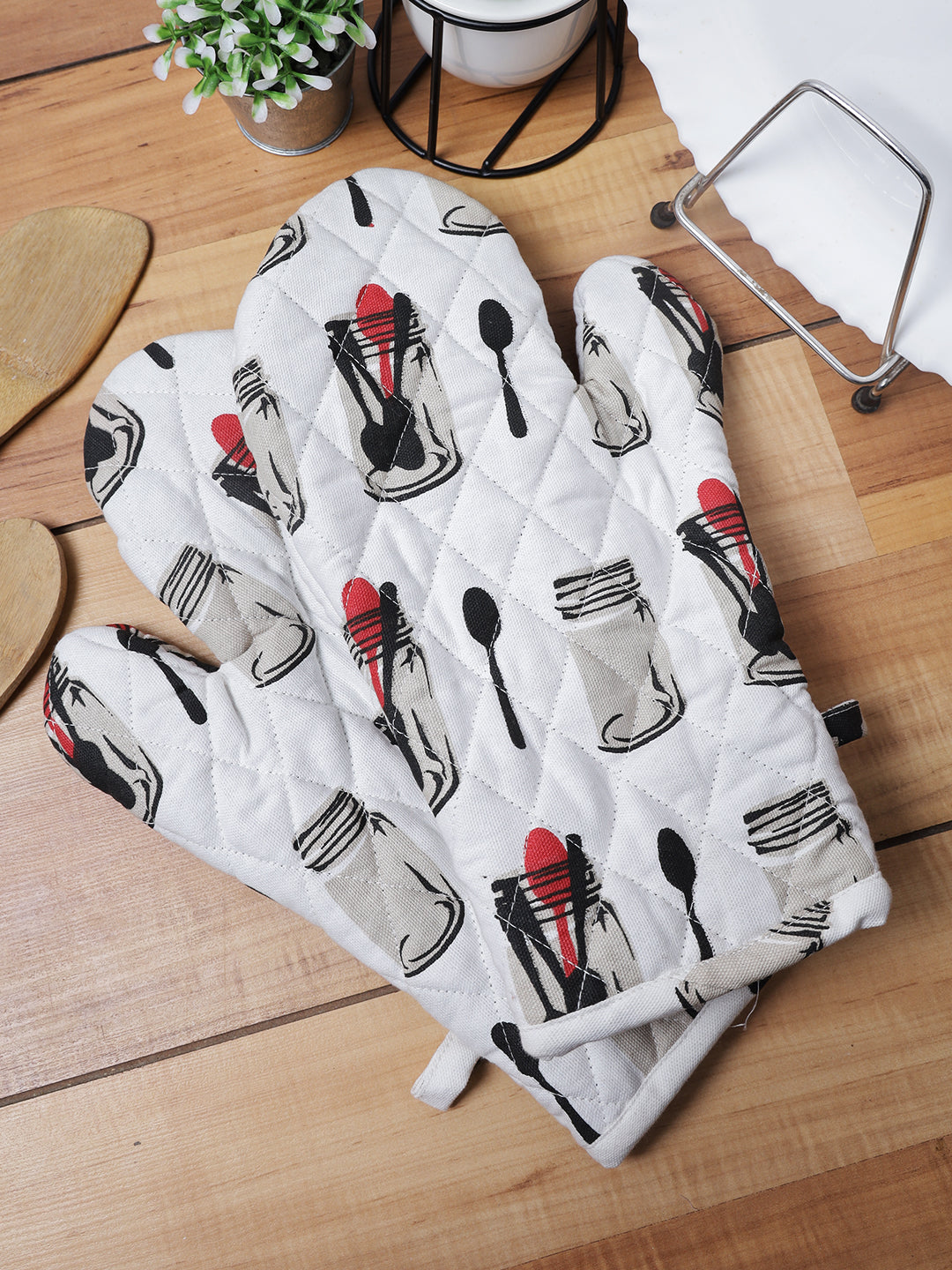Set of 2 Quilted Heat Resistant Cotton Oven Gloves Black and White Color